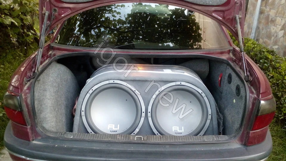 Subwoofer в Opel Omega, радикальне вирішення питання)
