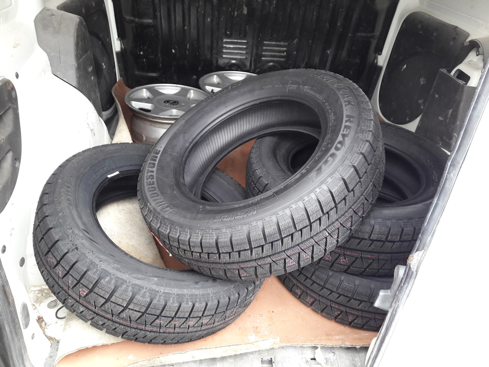 Гума на зиму 195/65/15 Bridgestone Blizak Revo GZ 1