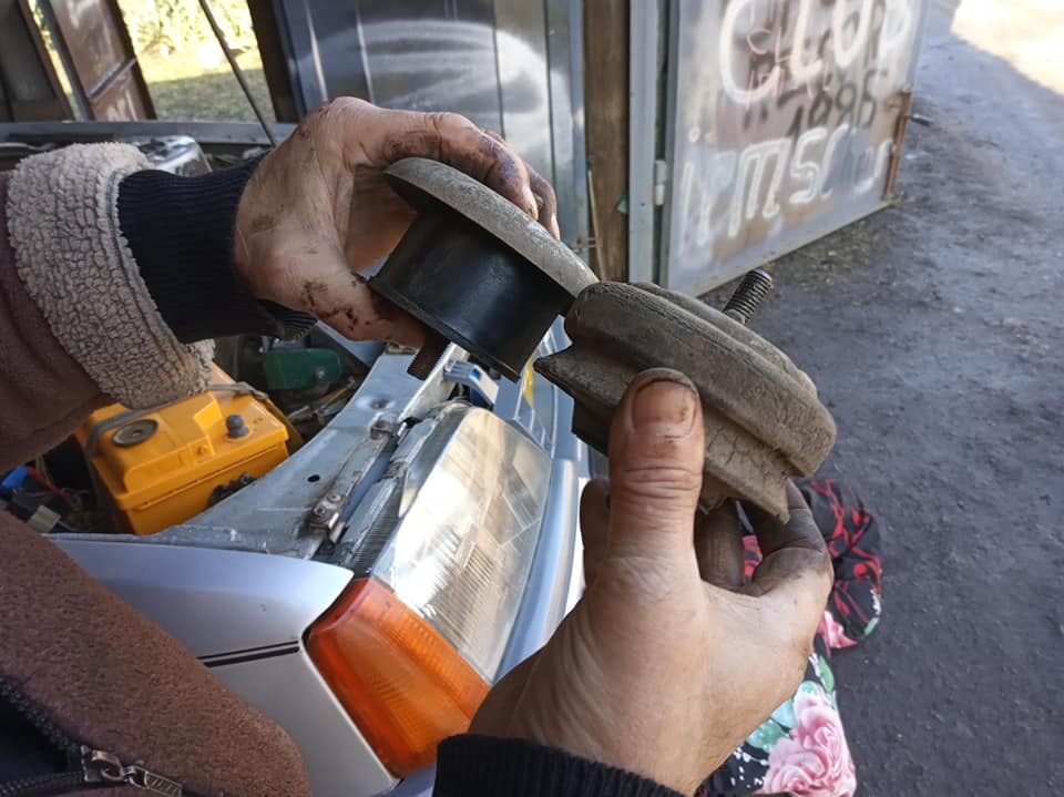 Міняв подушки під мотор з Ниви 2121 2