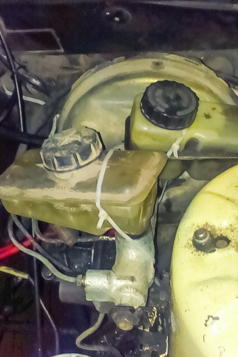 Ремонт гальмівної системи частина 1 (Заміна головного гальмівного циліндра та вакуумника) 2