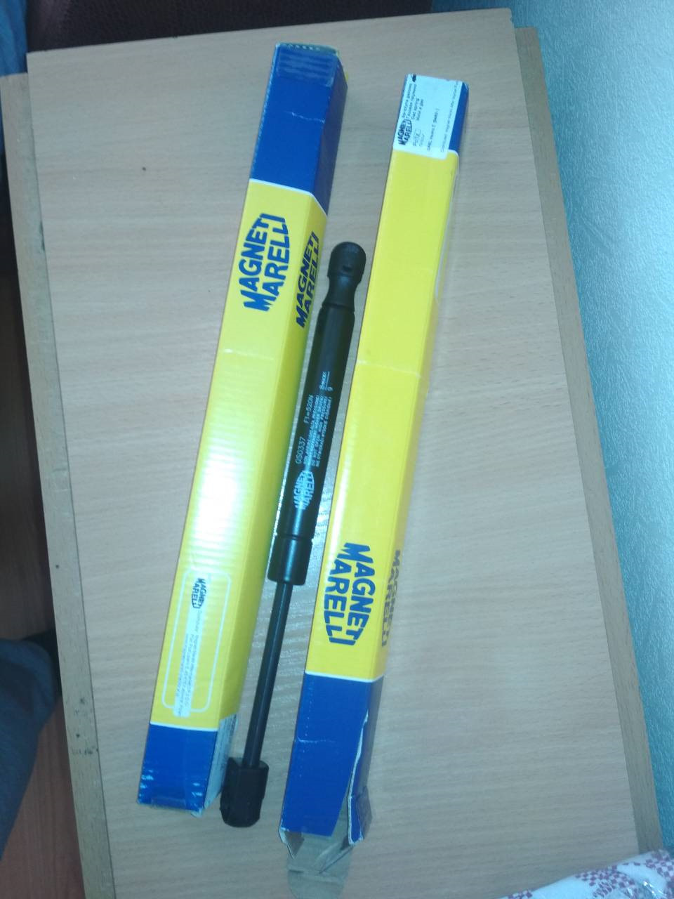 9. Амортизатори кришки багажника Magneti Marelli. 1