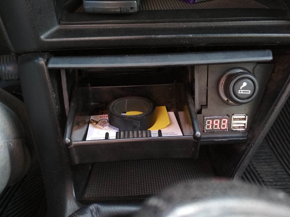 Встановлення USB розеток та вольтметра 3