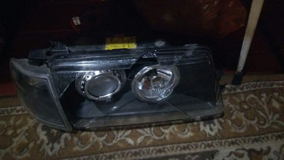 Залишився вектор без своїх очей. Шукаю фари! 1