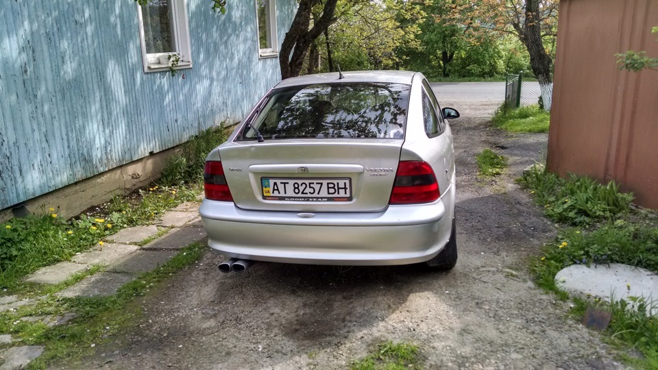 Для ShutB3))) поставив стокові затемнені стопи! 2
