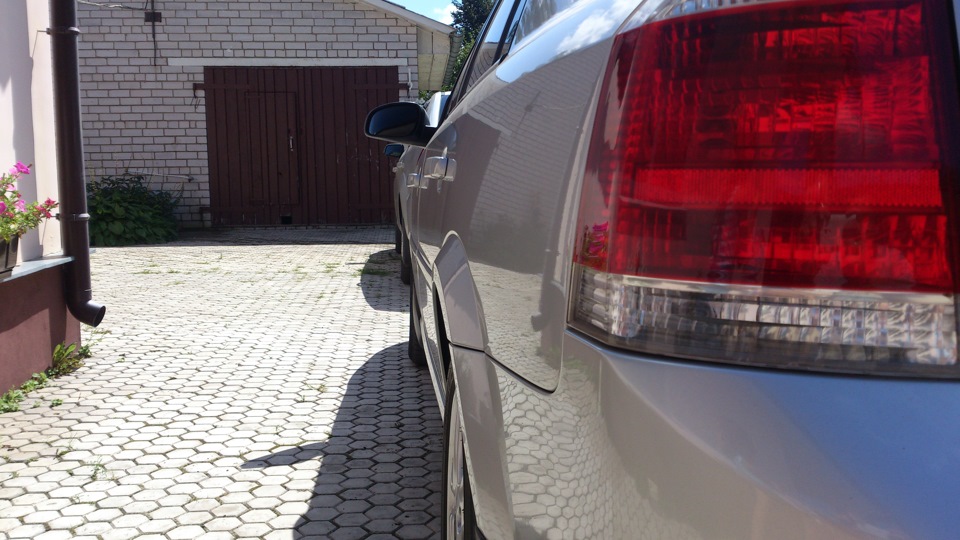 Трохи клубної символіки та фото сімейного автопарку 1