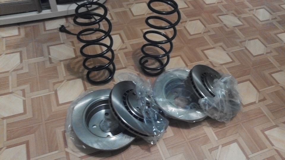 004 Чергові няшки для авто. Гальмівні диски, пружини, підшибник, резинки переднього стабілізатора. 2
