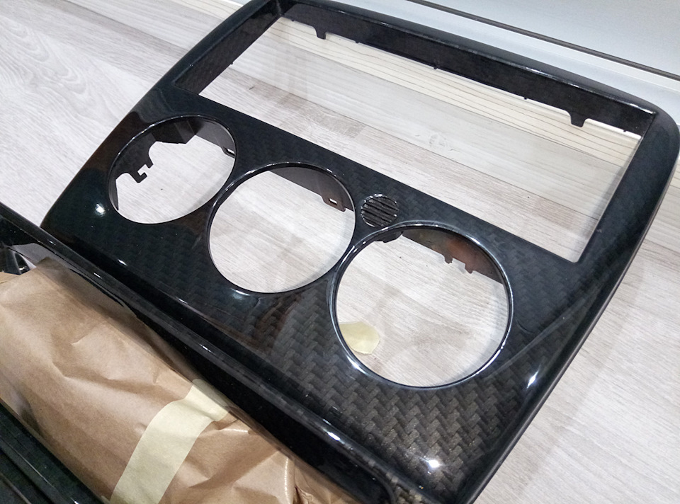 Плетений тонований карбон займає місце червоного тонованого 4