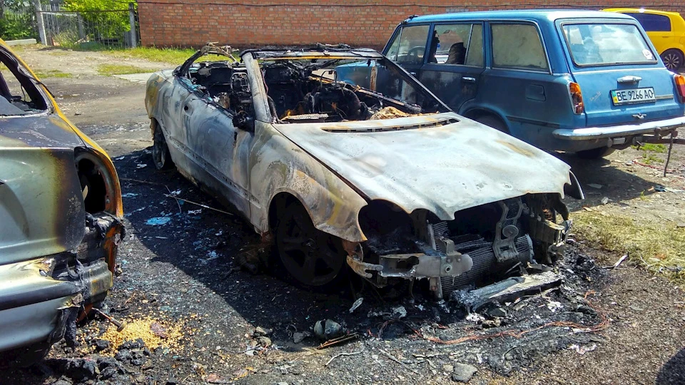 Прийшов вранці на стоянку…Горів легендарний Мерседес…Жерсть бляшана…