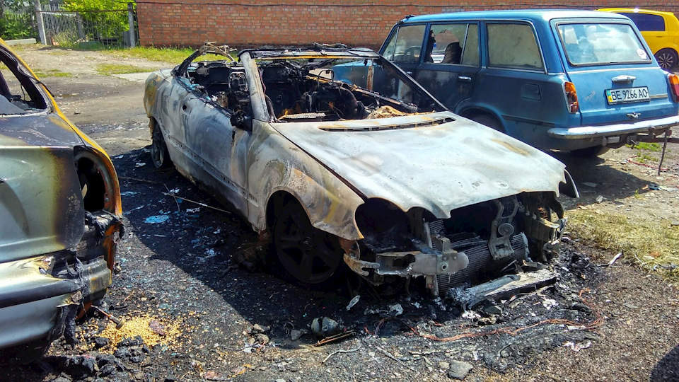 Прийшов вранці на стоянку…Горів легендарний Мерседес…Жерсть бляшана… 1