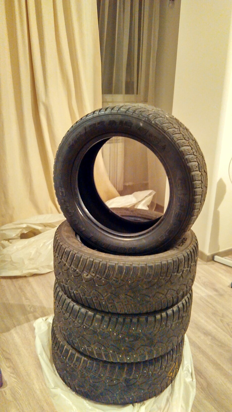 Продам зимову гуму Gislaved R16 215/55 1