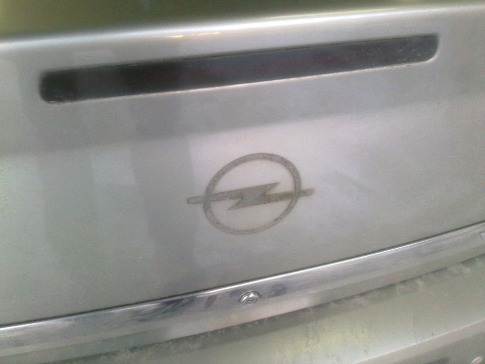 28 Зняття піктограми OPEL на кришці багажника 3