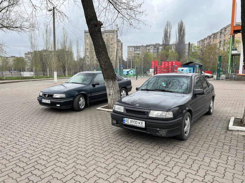 Виявляється вона їде на бензі.