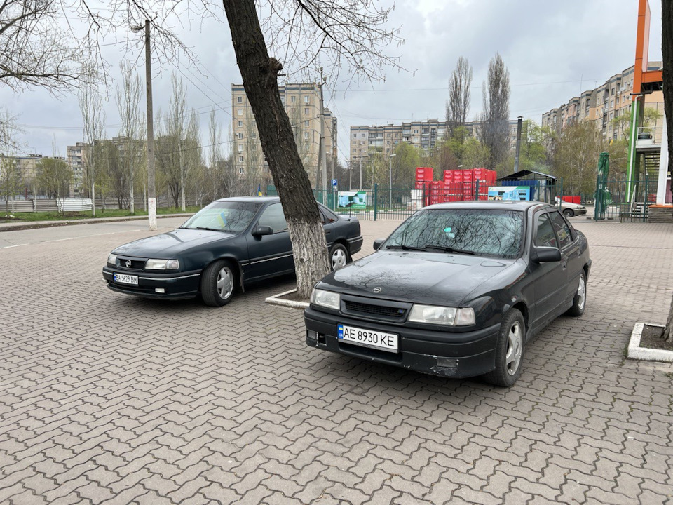 Виявляється вона їде на бензі. 1