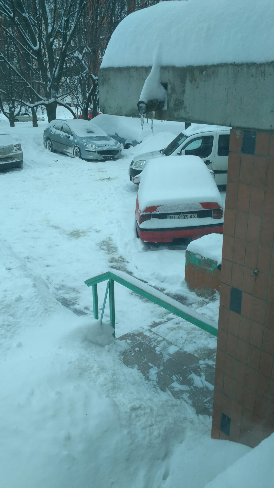 А сніг все йде і йде 1