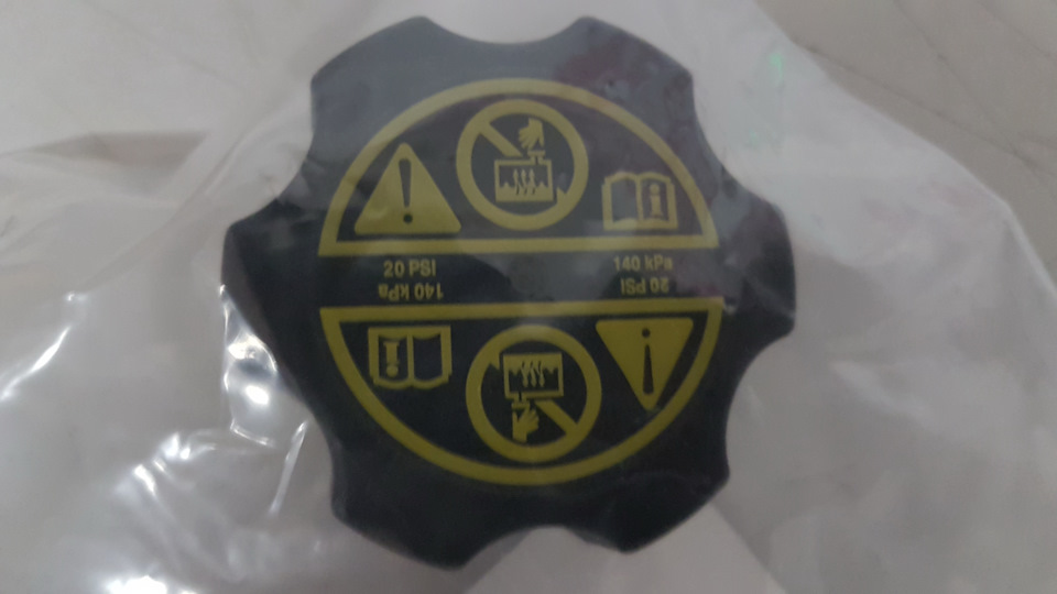 Кришка бачка рідини, що охолоджує, не від Insignia :) 1
