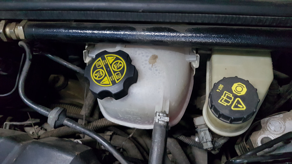 Кришка бачка рідини, що охолоджує, не від Insignia :) 3