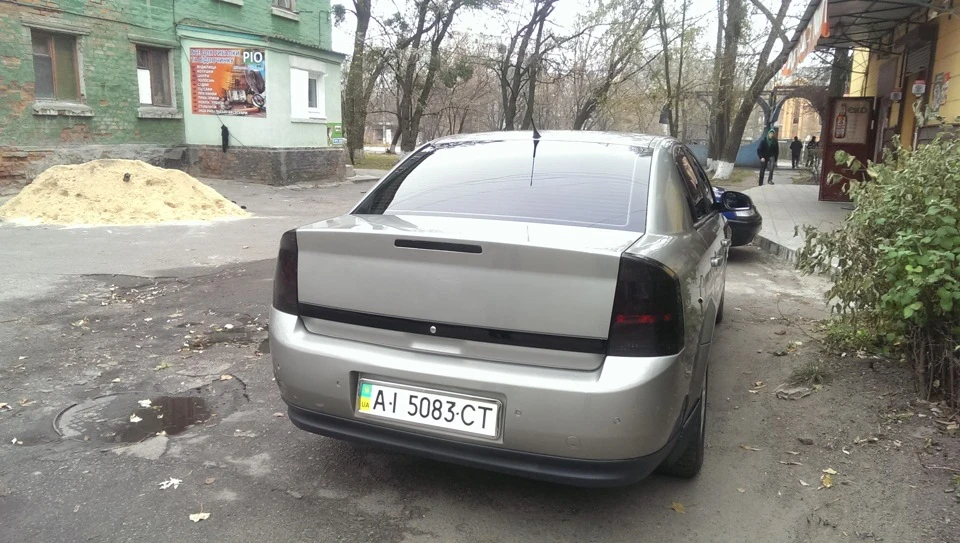 Затемніли.