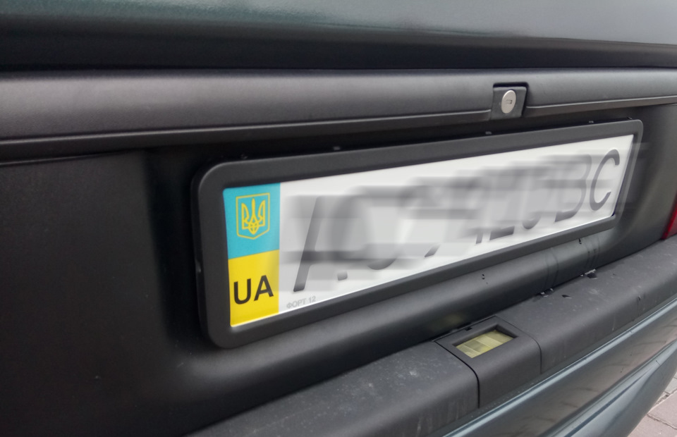 Поставив рамку номерів з нержавіючої сталі 1