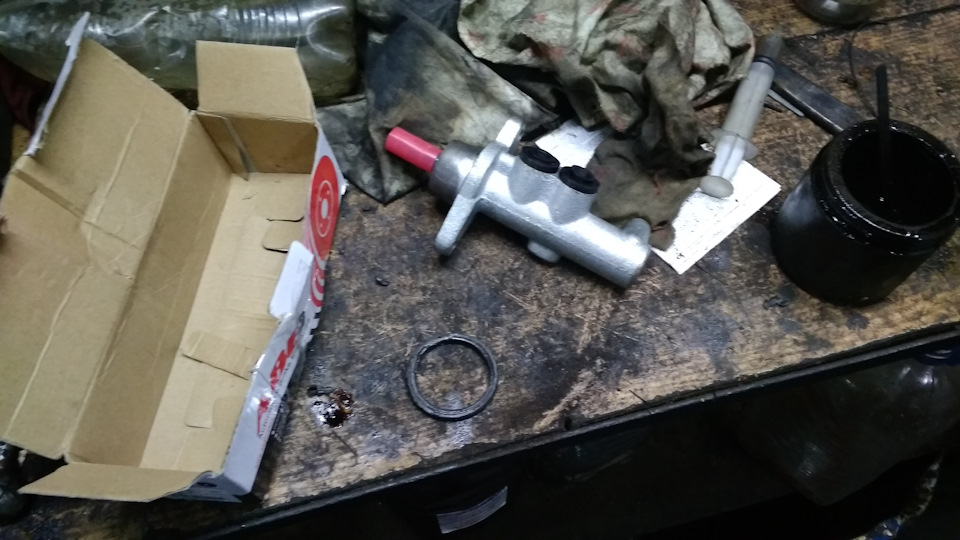 Головний гальмівний циліндр 4