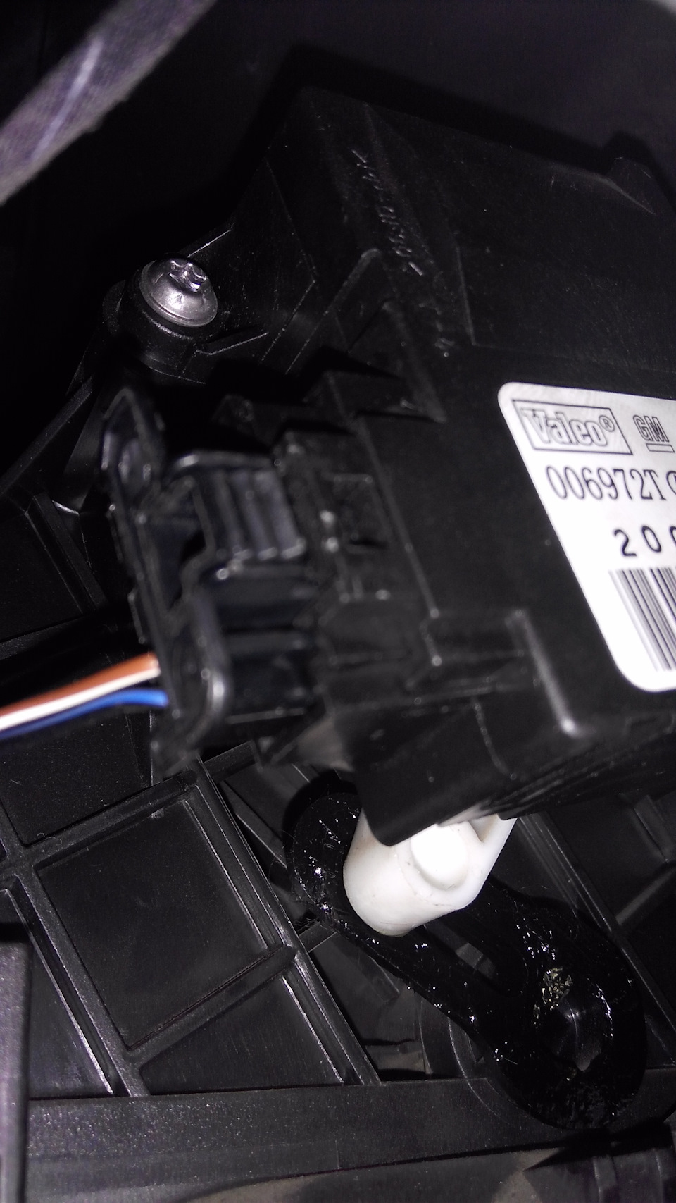 Почало торохтіти заслінка рециркуляції під бардачком 3