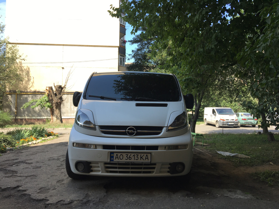 Поставив вії 1