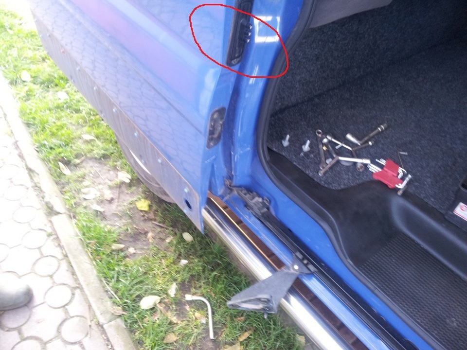 Контакти зсувних дверей центрального замку Opel Vivaro 1