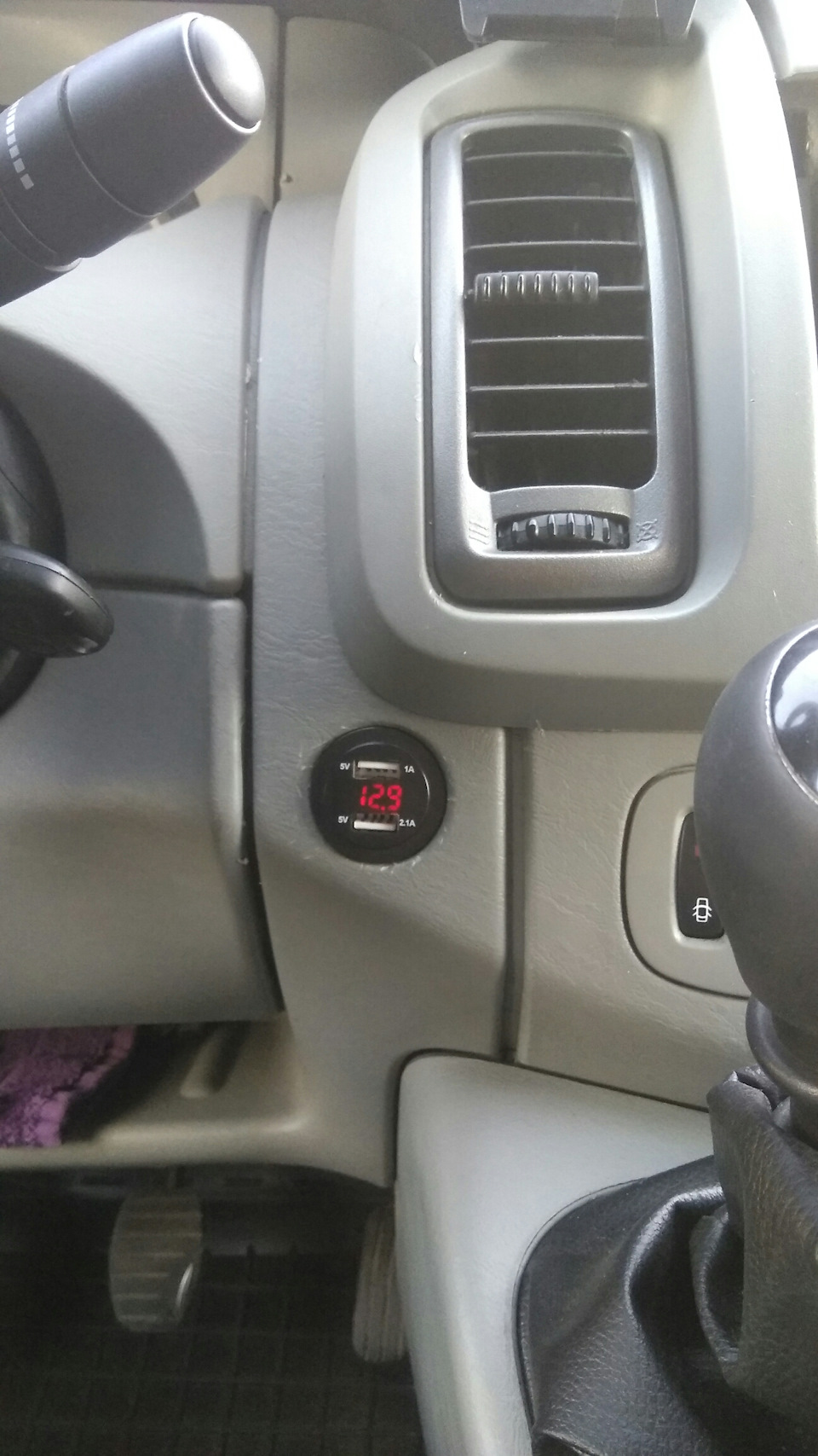 Розетка USB з вольтметром 1