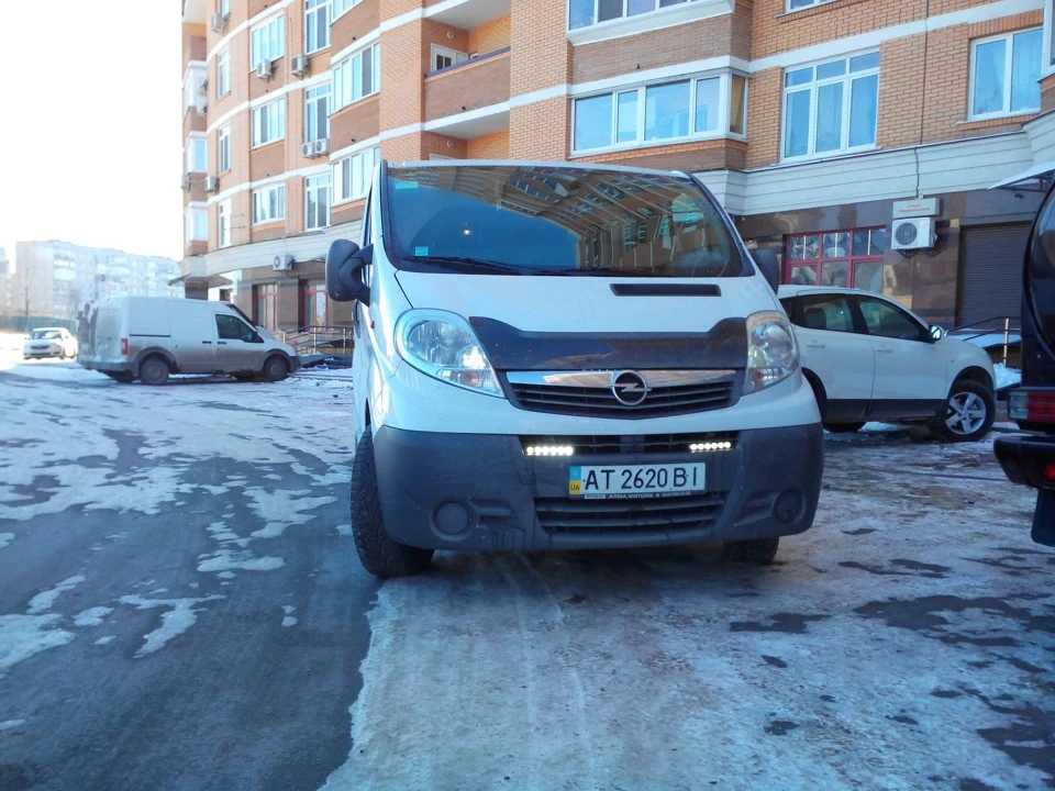 Дневні ходові вогні на Opel Vivaro та світлодіоди в габарити.