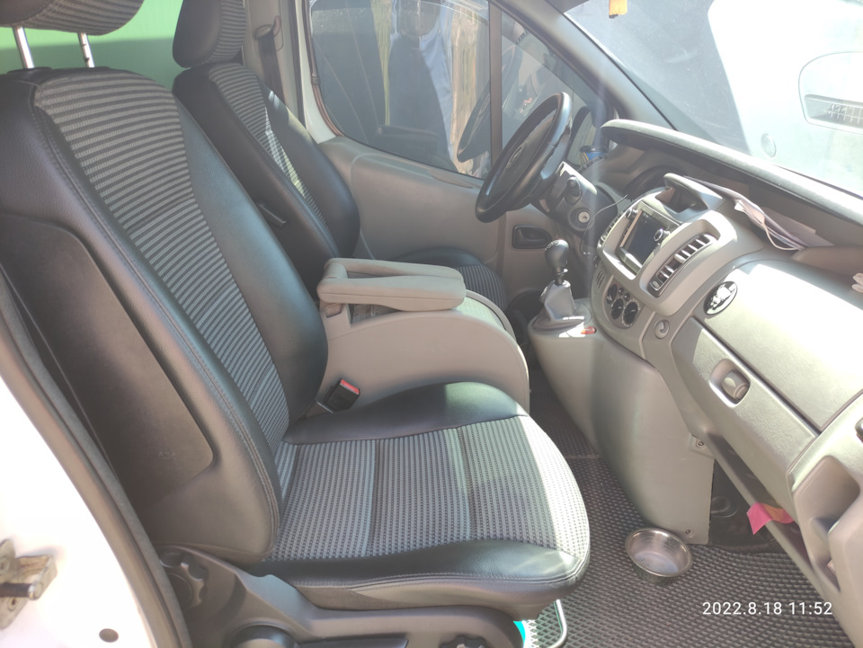 Підлокітник від Renault Scenic 5