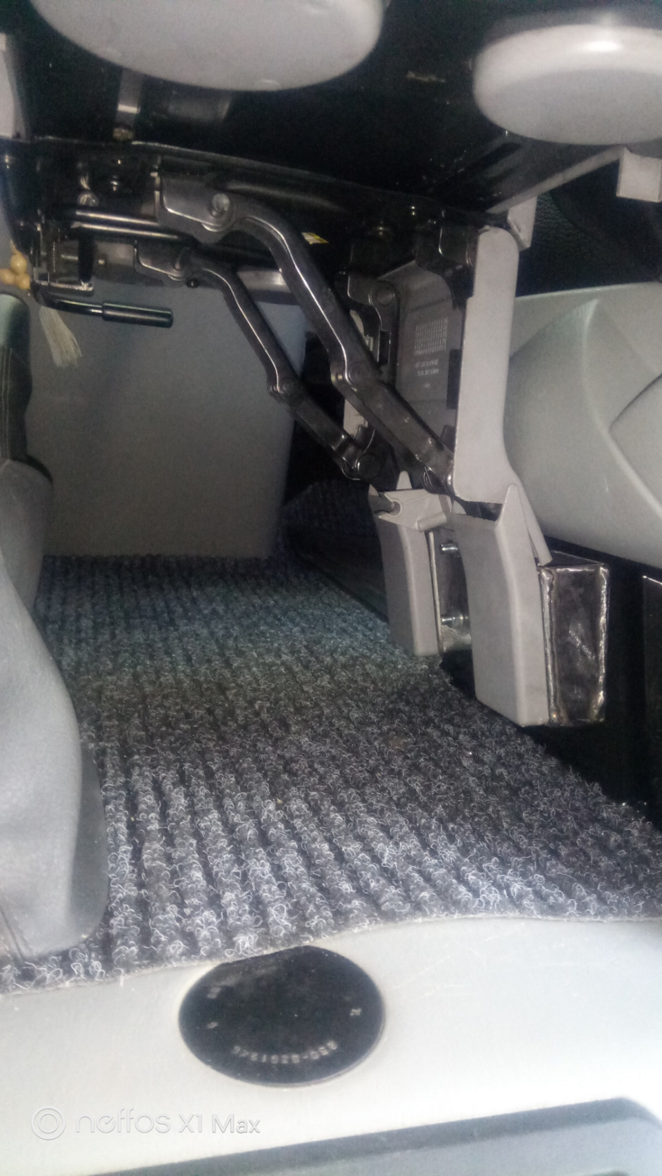 Столік від Kia Carnival 3