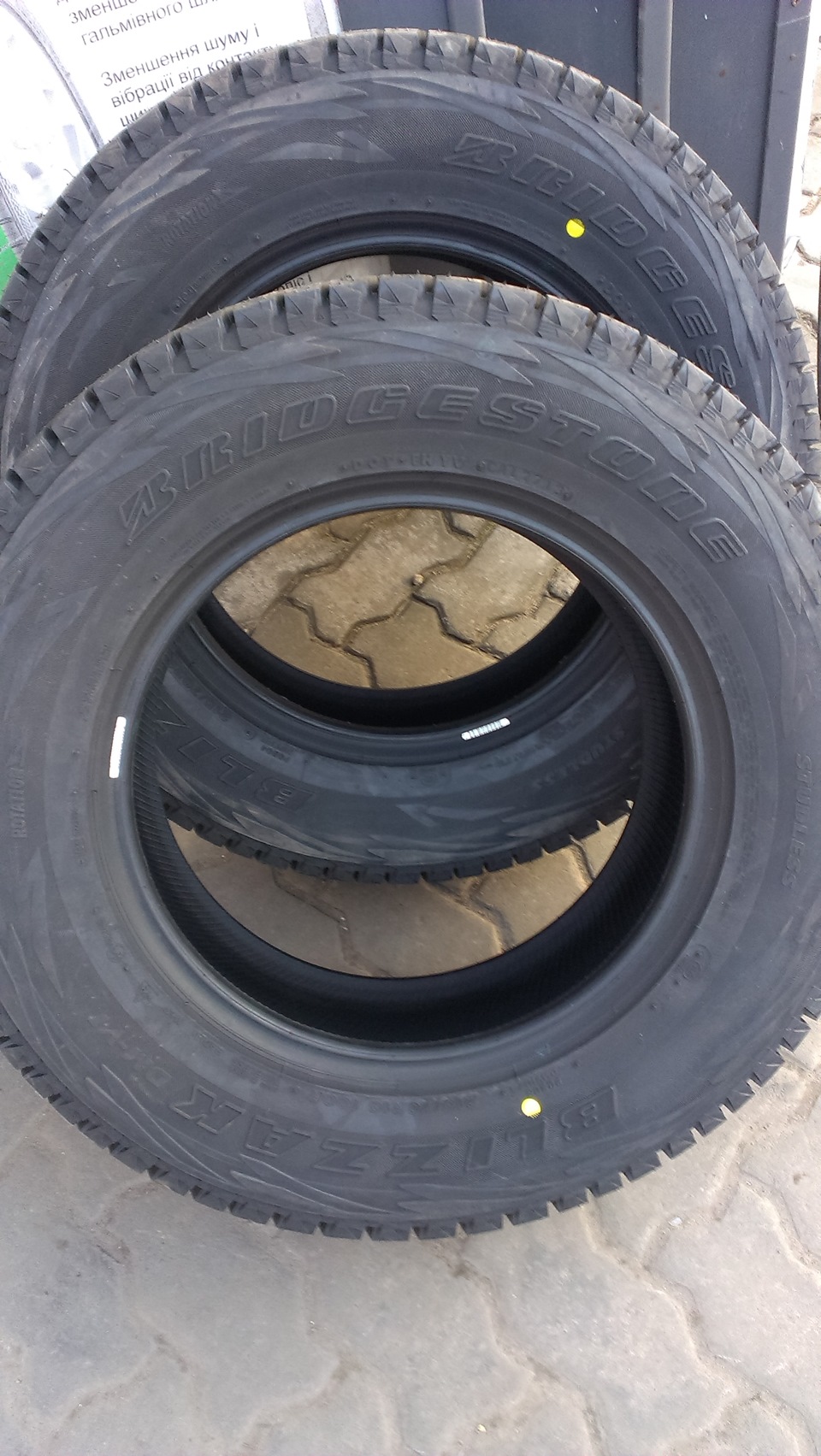 Перша зимова гума Bridgestone Blizzak DM-V1 215/70 R16 (100 R) 2