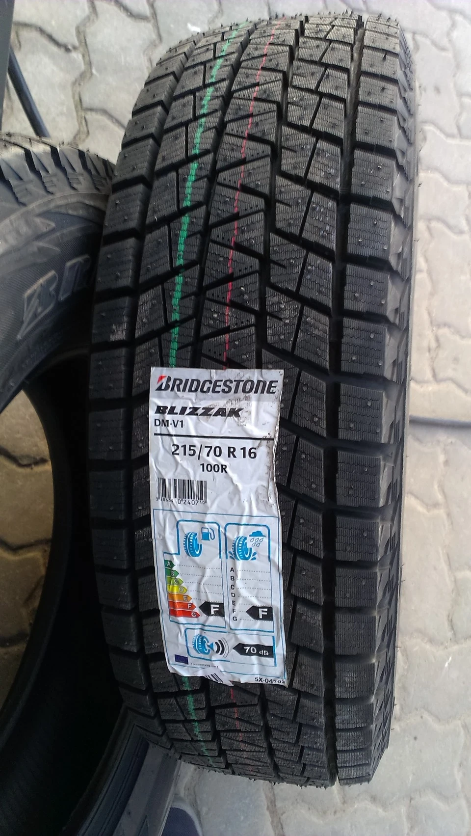 Перша зимова гума Bridgestone Blizzak DM-V1 215/70 R16 (100 R)