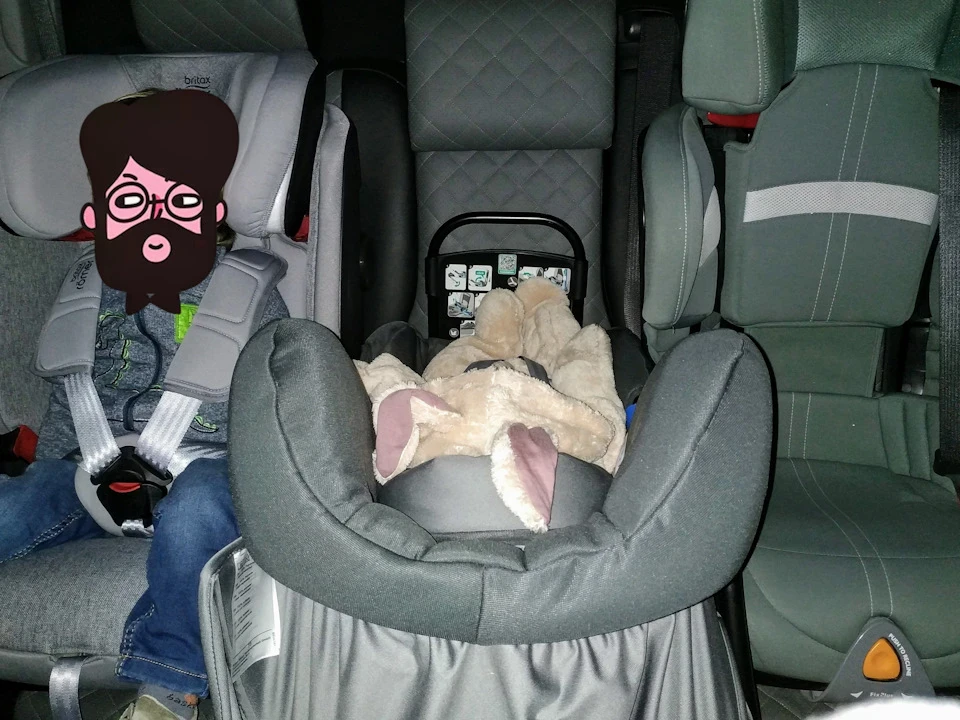 Впихнути невпихуемое, або три автокрісла на другому ряду Zafira B.
