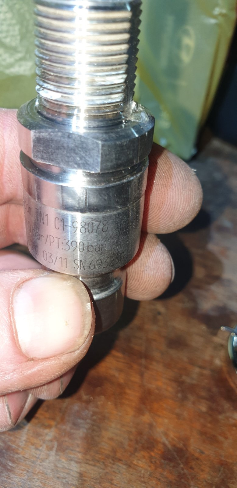 Травить газ на заправному клапані (штуцер) при заправці метаном. Вирішено! 3