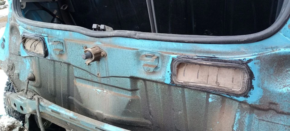 Вода в багажнику