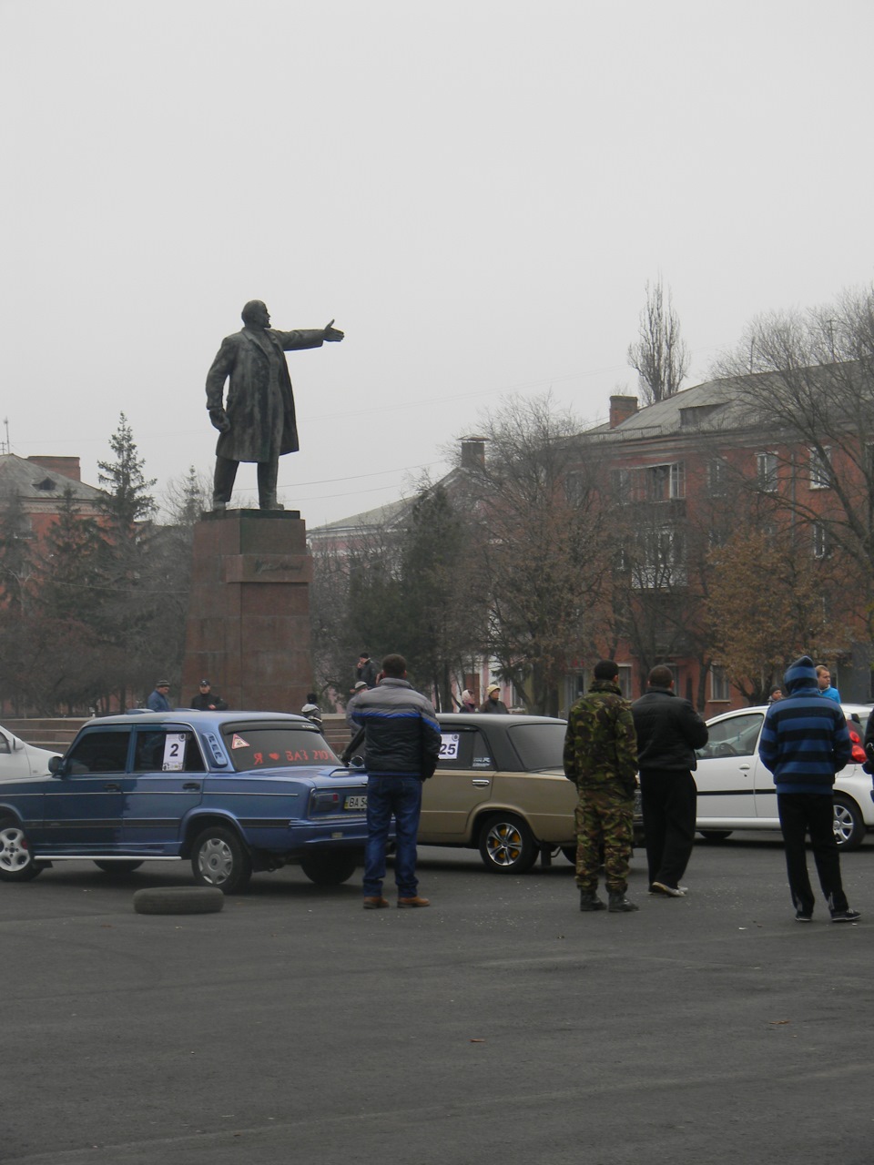 Асфальтна битва в Олександрії або три відра гумових черв'ячків на площі 3