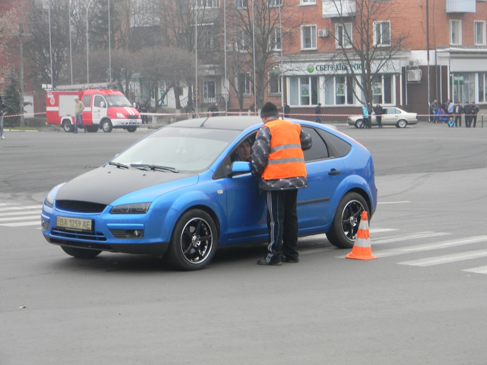 Асфальтна битва в Олександрії або три відра гумових черв'ячків на площі 4