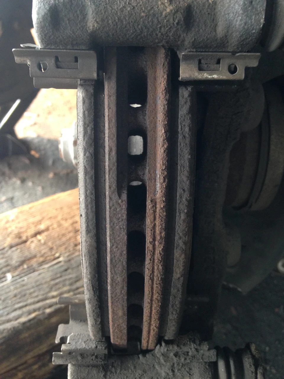 Заміна передніх гальмівних колодок на Brembo P 61066