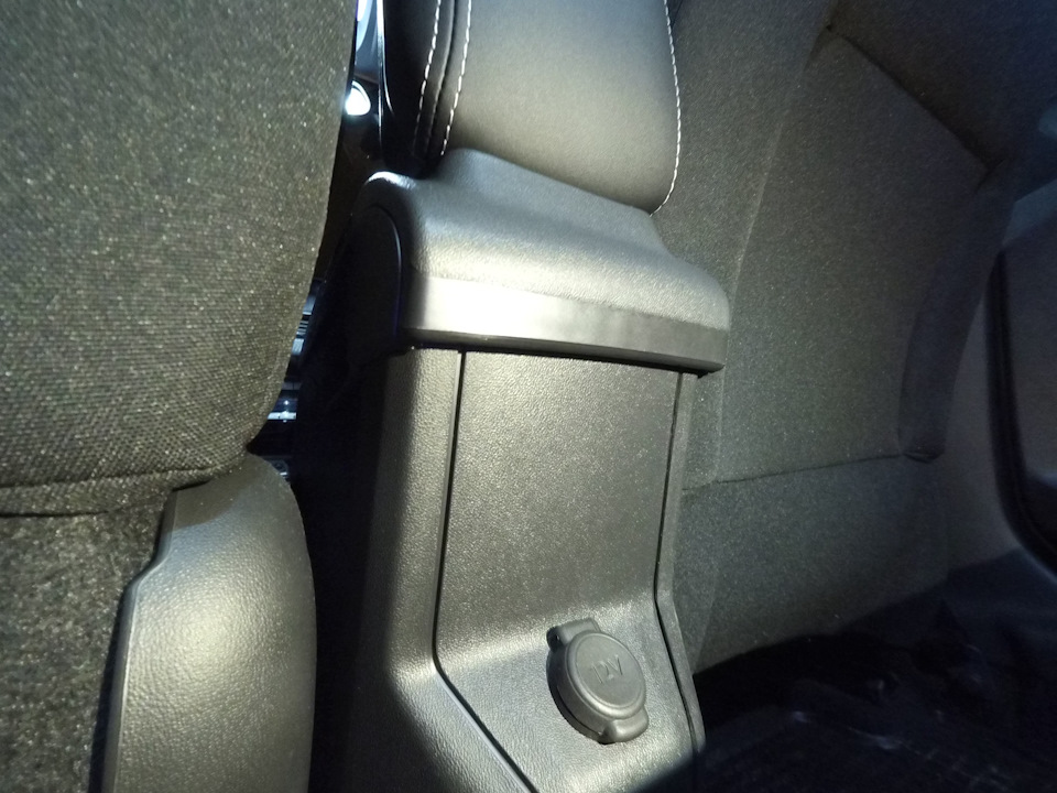 18. Оригінальний підлокітник для Peugeot 2008 4