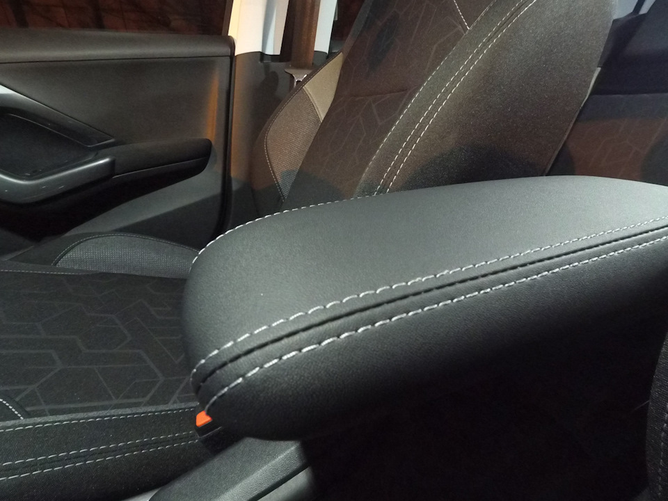 18. Оригінальний підлокітник для Peugeot 2008 5