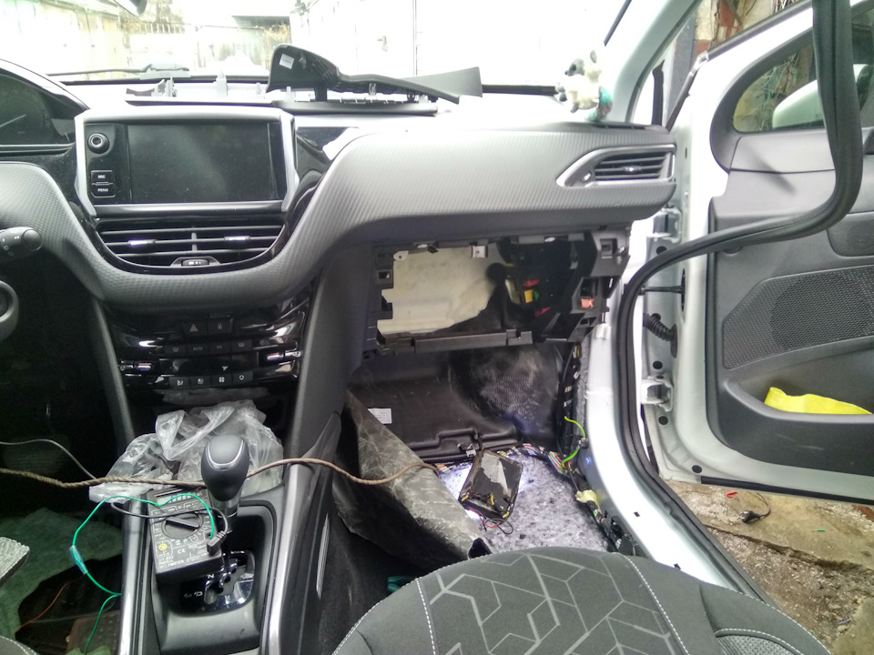 31. Діодне підсвічування ніг у Peugeot 2008 5