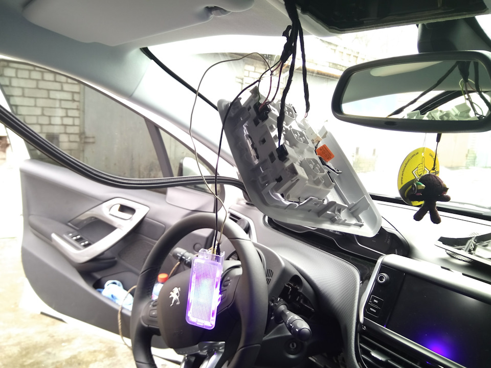31. Діодне підсвічування ніг у Peugeot 2008 4