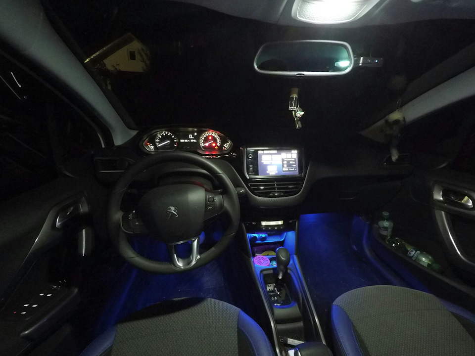 51. Підсвічування зони підсклянників у Peugeot 2008 3
