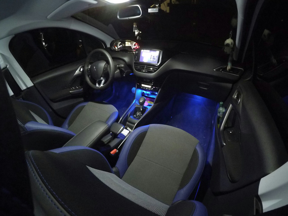 51. Підсвічування зони підсклянників у Peugeot 2008 2