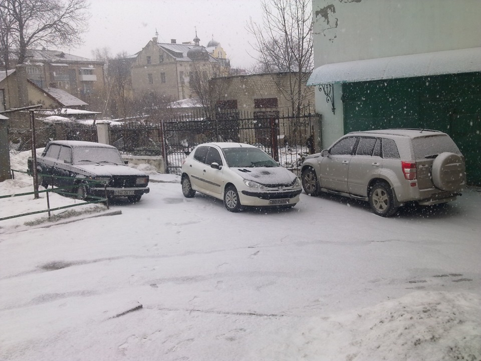 Раптом від куди не візьми СНІГ =( 1