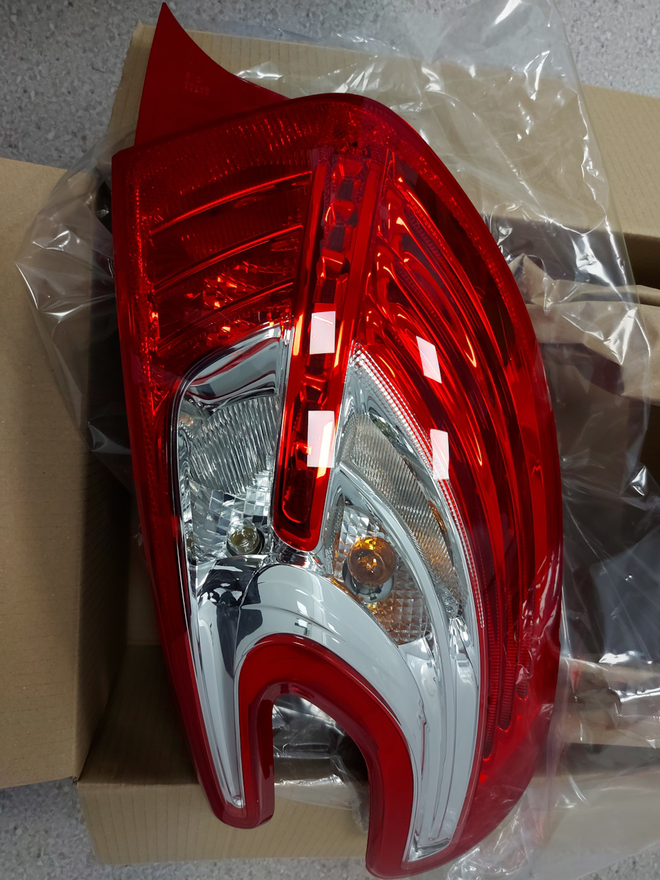 Заміна задньої правої фари Peugeot 208 5