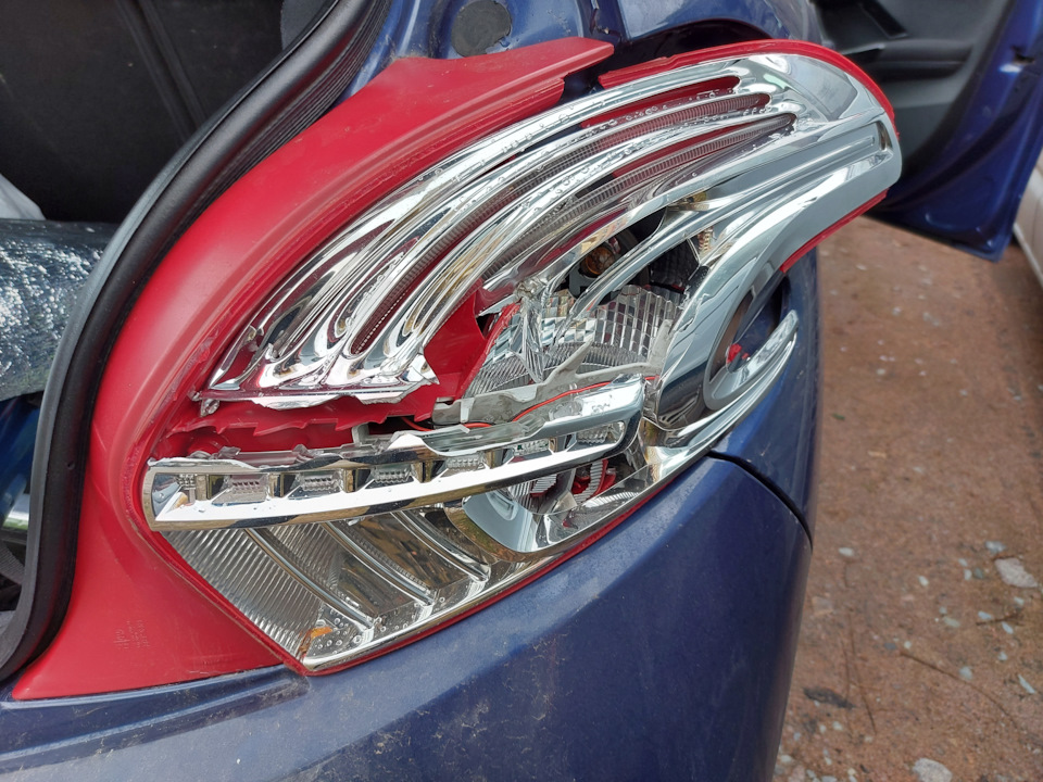 Заміна задньої правої фари Peugeot 208 2