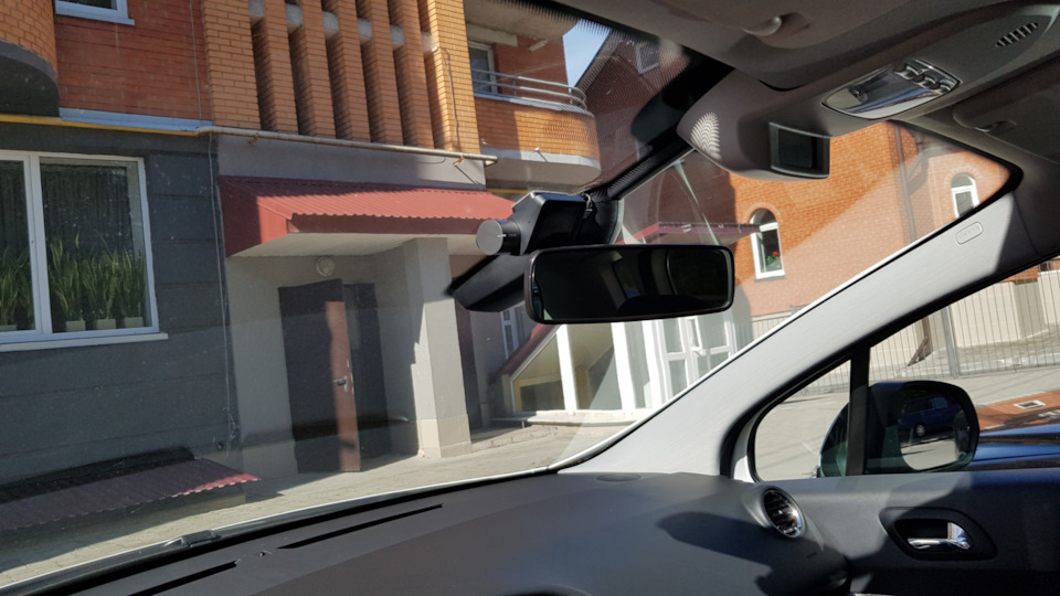 Відеореєстратор Xiaomi в Peugeot 3008 3