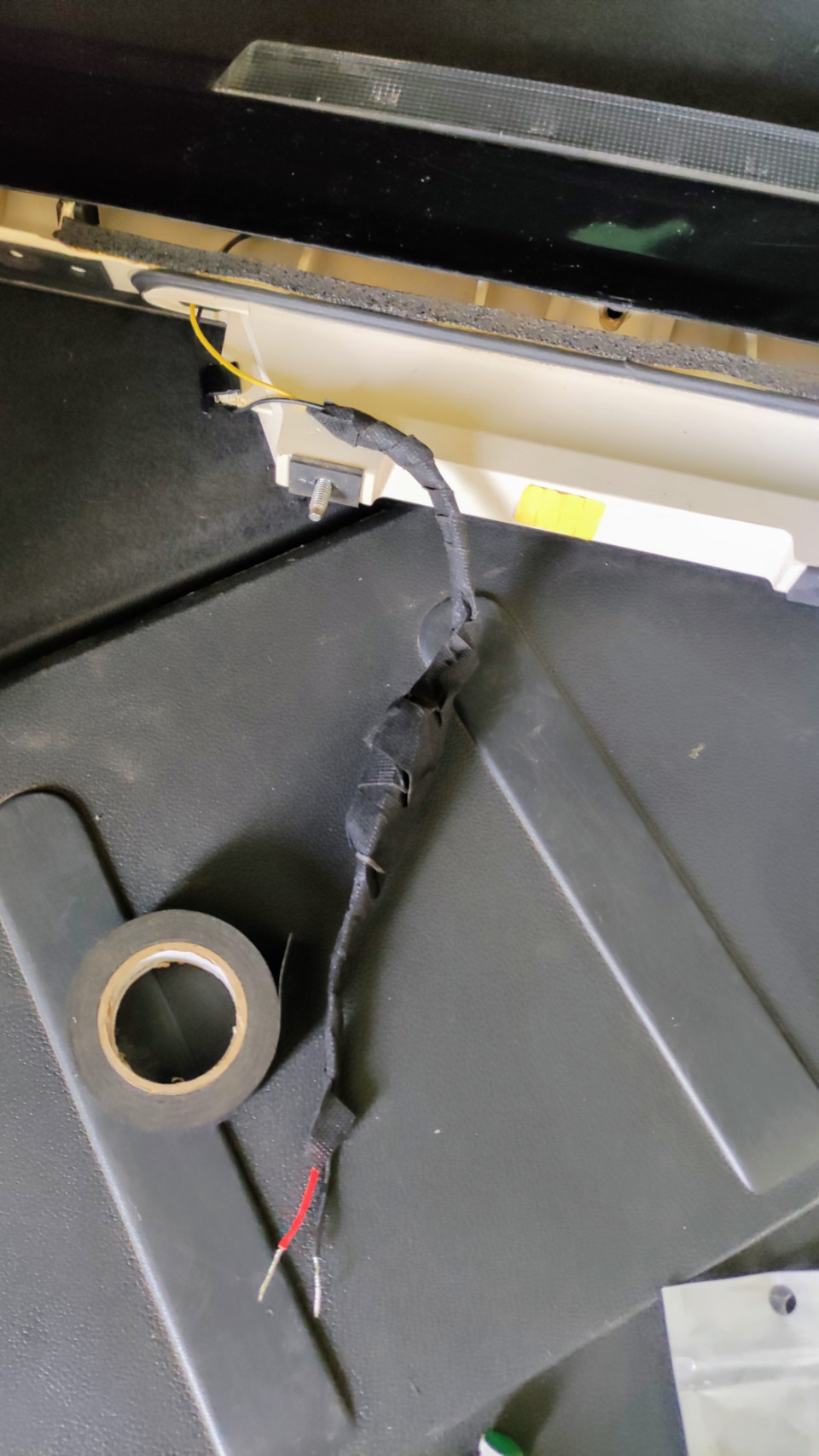 Спойлер від Peugeot 3008 hybrid 5