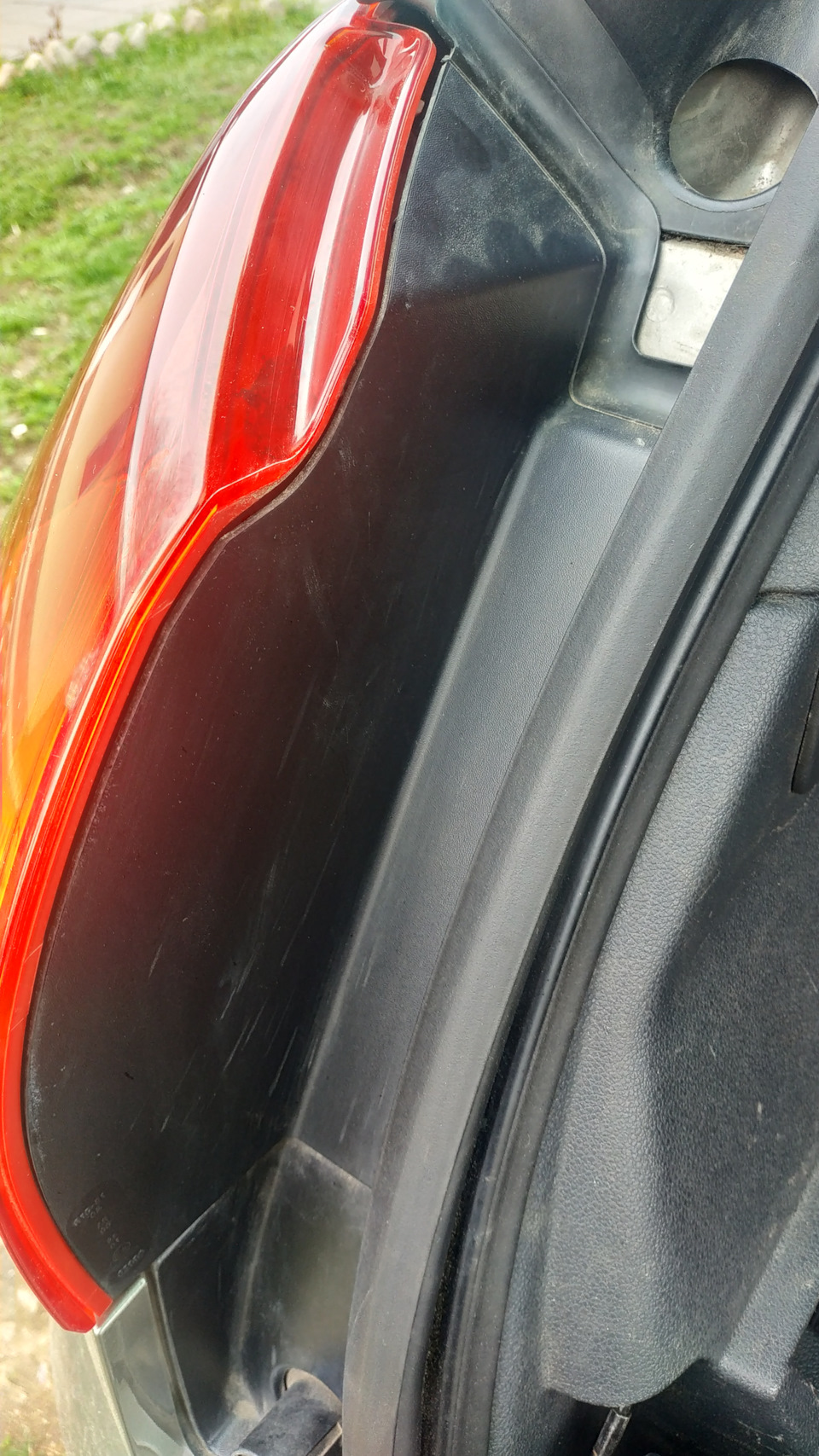 Якщо лампи заднього ліхтаря Peugeot 3008 горять у повнапалу 2
